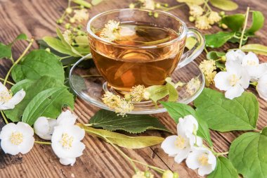 Fincan çay ıhlamur Yasemin ahşap arka plan üzerinde