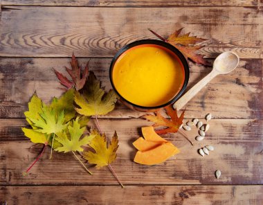 Rustik ahşap arka plan üzerinde düz yatıyordu kabak çorba kasesi