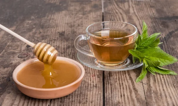 Cup of tea mint honey wooden background — Stock Photo, Image