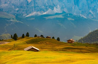yol ve evler, Dolomites dağlarındaki yeşil tarlalar, İtalya
