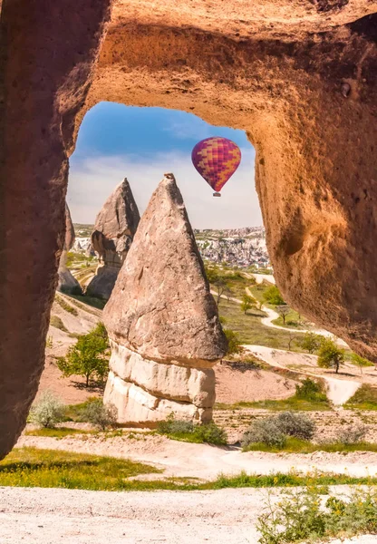 Łuk wapienny w Parku Narodowym Goreme, Kapadocja i balony na gorące powietrze — Zdjęcie stockowe