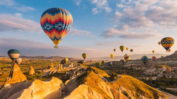 Luftballong över vallmo fält Cappadocia, Turkiet — Stockfoto