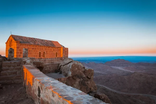 Chiesetta in cima al Monte Mosè nel deserto del Sinai Egitto — Foto Stock