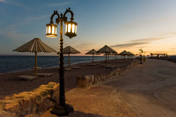 Calle vacía, el mar y la vieja lámpara en Dahab resort Egipto —  Fotos de Stock