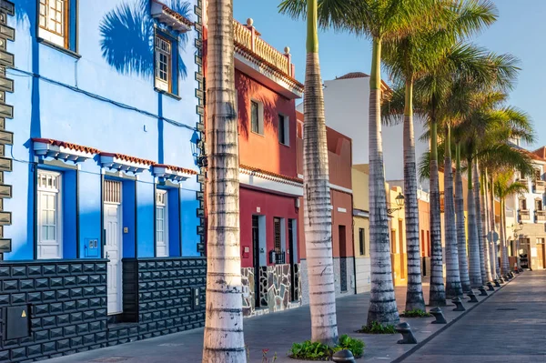 Kleurrijke huizen op straat in Puerto de la Cruz stad, Tenerife, Canarische eilanden — Stockfoto