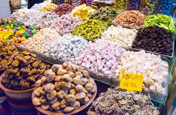 Türk lokumu tatlıları, meyveleri, fındıkları — Stok fotoğraf