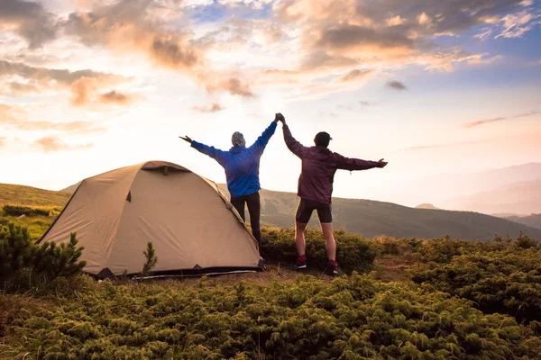 Camping et couple au sommet des hautes montagnes — Photo