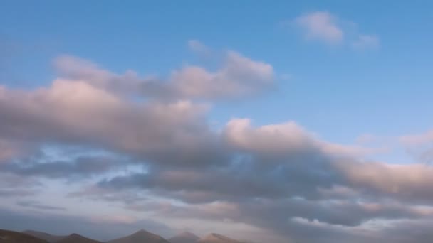 Πρωινή Χρονοδιάρκεια του Λανθαρότε και βουνά και σύννεφα — Αρχείο Βίντεο