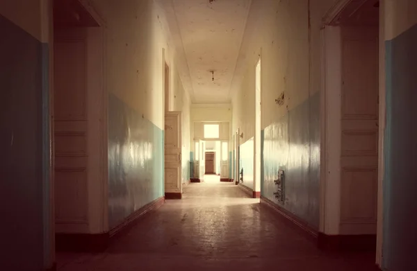 Покинутий довгий коридор і кімната в старому будинку — стокове фото