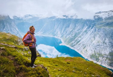 Norveç yürüyüşü. Trolltunga yakınlarında sportif bir kadın