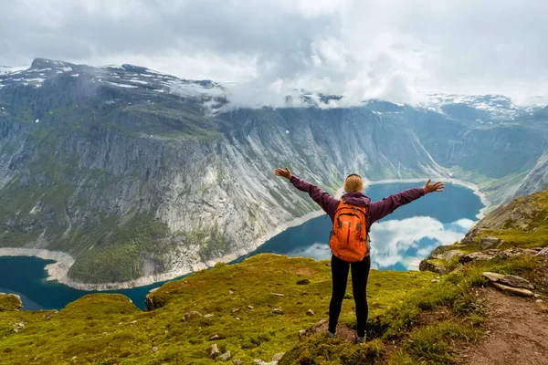 Norweska wycieczka. Sportowa kobieta w pobliżu Trolltunga — Zdjęcie stockowe