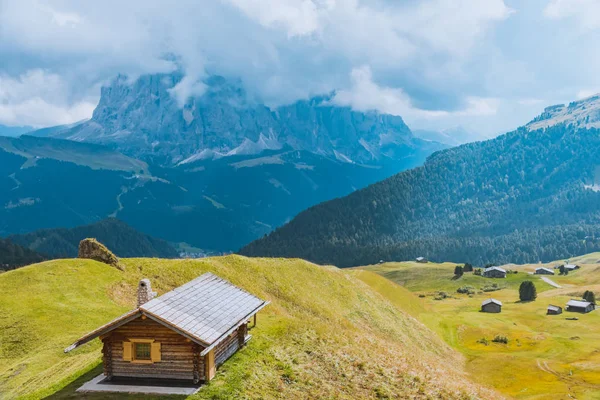 Camino y casas, campos verdes en las montañas Dolomitas, Italia —  Fotos de Stock