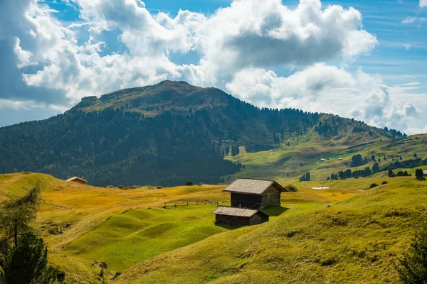 Yol ve evler, Dolomites dağlarındaki yeşil tarlalar, İtalya — Stok fotoğraf