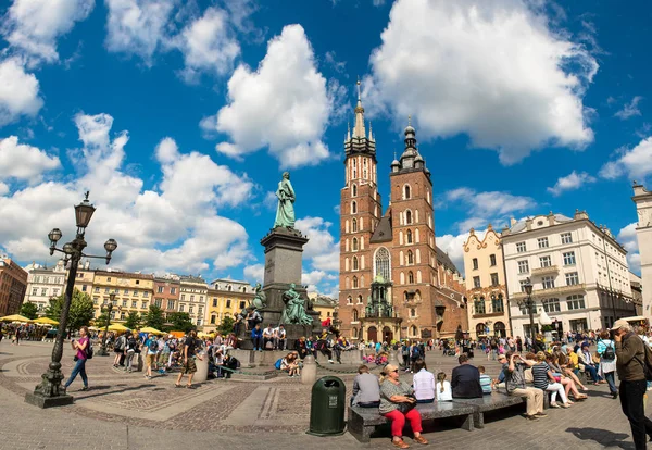 Рыночная площадь и базилика Св. Марии Знаменитая достопримечательность Кракова в летний день — стоковое фото