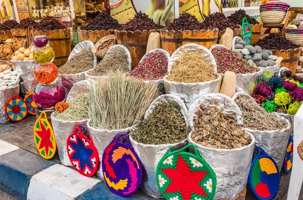 Sepetleri ile baharatlar üzerinde Doğu ın Bazaarı — Stok fotoğraf