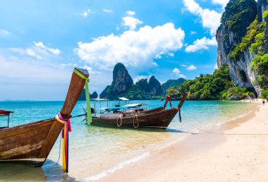 Uzun kuyruk teknesi tropikal plaj, Krabi, Tayland