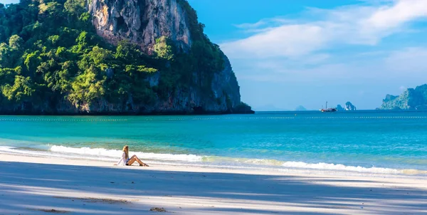 Railay plajı Krabi Tayland 'da dinlenen bir kadın. Asya