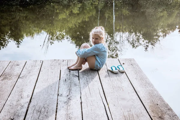 Lonely small girl dreaming — Stock Photo, Image