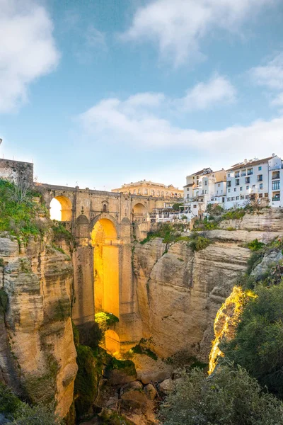 Ronda, España Paisaje urbano del casco antiguo en la garganta del Tajo. — Foto de Stock