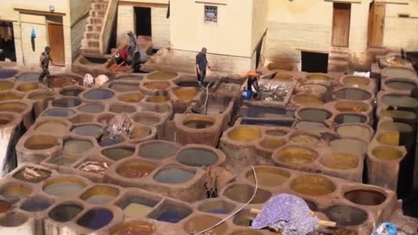 Panorama van traditionele lederen Tannery Fez Medina — Stockvideo