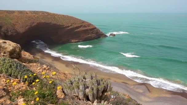 Vue aérienne sur la plage de Legzira avec des rochers voûtés sur la côte Atlantique Maroc — Video