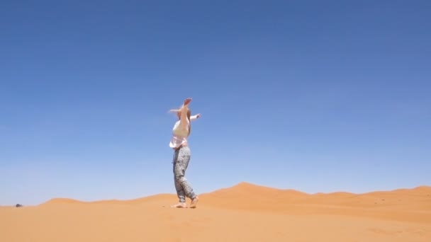 Ξανθιά γυναίκα στην έρημο Σαχάρα Απολαύστε το ταξίδι και την άμμο τοπίο του Μαρόκου — Αρχείο Βίντεο