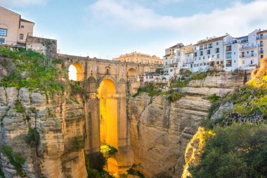 Ronda, İspanya Tajo Vadisi 'ndeki eski şehir manzarası.