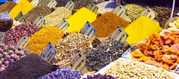 Especias asiáticas y té en el Gran Bazar Estambul Turquía —  Fotos de Stock