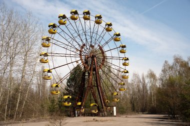 Pripyat Çernobil hayalet kasabasında eski dönme dolap