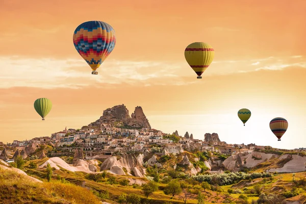 Renkli sıcak hava balonları Vadisi Cappadocia üzerinde — Stok fotoğraf