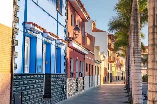 Tenerife. Casas coloridas e palmeiras na rua em Puerto de la Cruz cidade — Fotografia de Stock