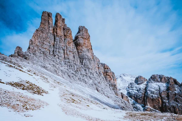 Hermosa vista de la cima de las torres Vajolet en las montañas Dolomitas —  Fotos de Stock