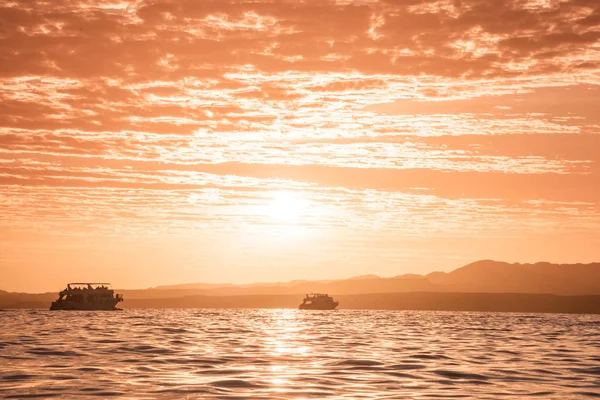 Cruceros turísticos al atardecer, Sharm El Sheikh, Egipto — Foto de Stock