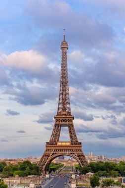 Renkleri pembe alacakaranlık Paris Eyfel Kulesi