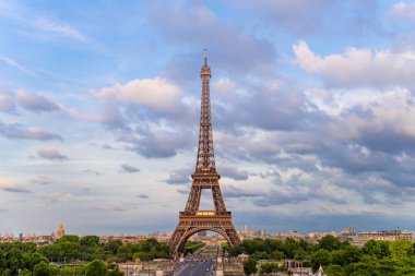Renkleri pembe alacakaranlık Paris Eyfel Kulesi