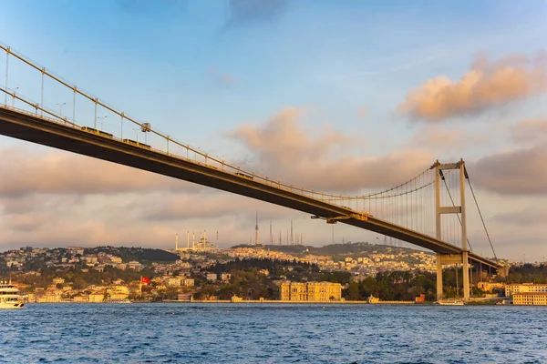 Coucher de soleil sur le pont Bosphore Sultan Mehmet à Istanbul, Turquie — Photo