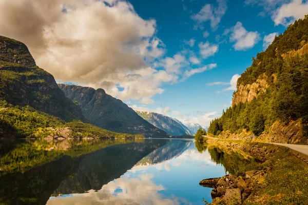 Hardanger Fjord Norsko krajina. — Stock fotografie