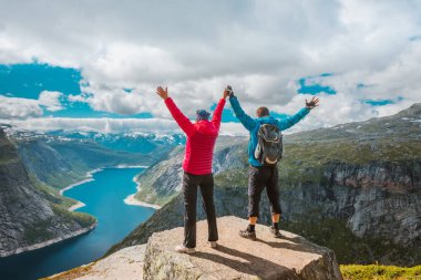 Trolltunga Norveç 'te poz veren çift