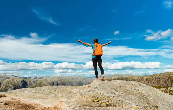 Kvinna lyckad vandring siluett i bergen, motivation och inspiration i solnedgången — Stockfoto
