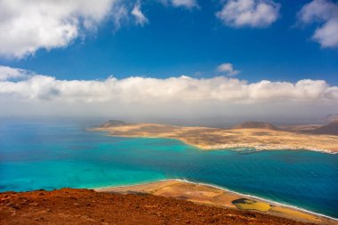 Volkanik Kanarya Adası La Graciosa. Mirador del Rio 'dan panoramik manzara