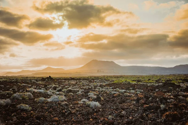 Paisaje volcánico al atardecer en el Parque Nacional de Timanfaya Lanzarote Islas Canarias —  Fotos de Stock