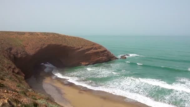 Vue aérienne sur la plage de Legzira avec des rochers voûtés sur la côte Atlantique Maroc — Video