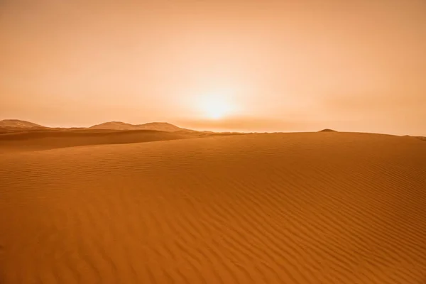 Majesteettinen kaunis kohtaus Merzouga dyynit Saharan autiomaassa Marokko — kuvapankkivalokuva