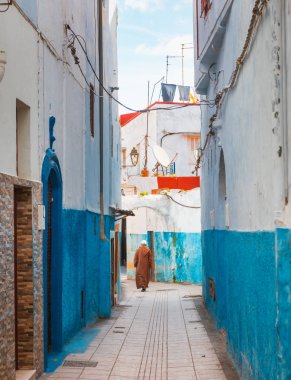 Fas 'ın eski şehri Rabat' ın kasbah 'ında mavi beyaz küçük sokaklar