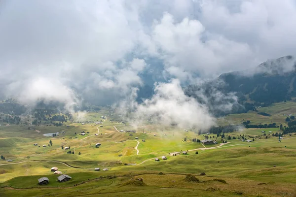 Geisler otoño o Odle montaña grupo de Dolomitas, Val di Funes — Foto de Stock