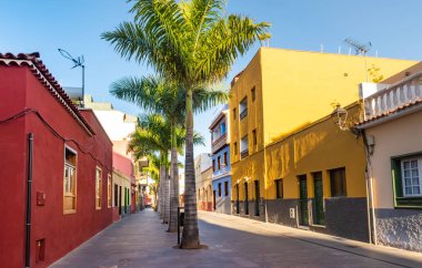 Puerto de la Cruz kentinde sokakta renkli evler, Tenerife, Kanarya Adaları