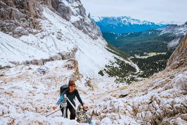 Femme randonnée en montagne — Photo
