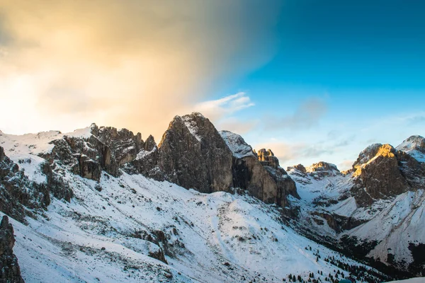 Paesaggio montano dopo la prima neve — Foto Stock