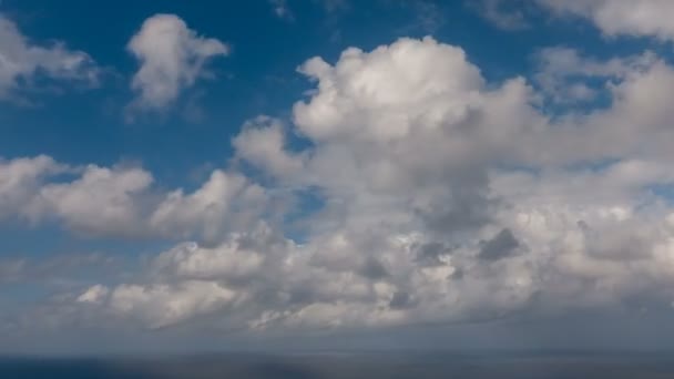 HD Промежуток времени белых летних облаков над горизонтом океана — стоковое видео