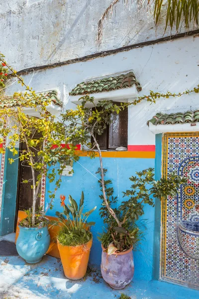 Maroc Fontaine décorée avec des carreaux de mosaïque à Rabat — Photo